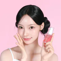 바이오던스 콜라겐 펩타이드 세럼을 들고 볼에 손을 댄 원이 화보