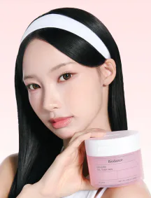 콜라겐 겔 토너 패드를 볼에 붙이고 제품을 든 공식 모델컷