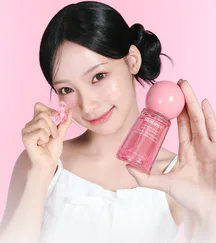 콜라겐 젤리 세럼 미스트와 분홍 곰 장식을 든 원이 공식 화보