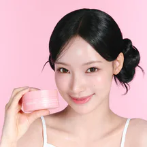 콜라겐 펩타이드 아이패치를 볼 옆에 들고 미소 짓는 원이 화보